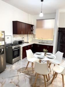 a kitchen with a table and chairs in a kitchen at Casa Eterno Sol B&B in Catamayo