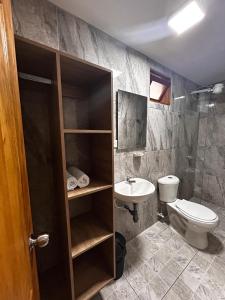 ein Badezimmer mit Toilette und Waschbecken in der Unterkunft Hotel Olímpica in La Ceja