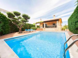 a swimming pool in front of a house at Magnolia l'Escala 1, casa con piscina y barbacoa a 300m de la playa in L'Escala