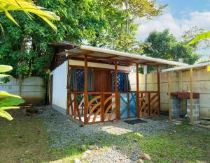 Vrt pred nastanitvijo La Casita Cozy Beachfront Cottage with Shared Pool Access