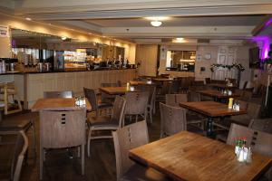 Restoran või mõni muu söögikoht majutusasutuses Wingate by Wyndham Bellingham Heritage Inn