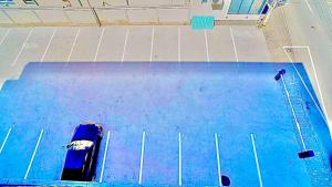 an overhead view of a swimming pool with a blue car at Mamaia-Nord Boutique Apartments in Mamaia Sat/Năvodari
