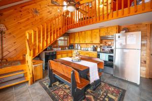 Nhà bếp/bếp nhỏ tại Hot Tub, Fire Pit and Fall Views, Near Polar Express