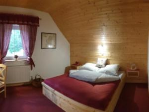 une chambre avec un lit dans une pièce en bois dans l'établissement Penzion u Dvou studní, à Šumperk