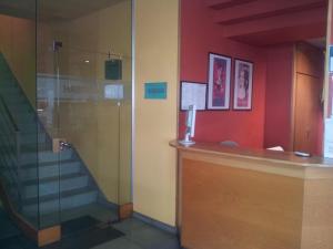 W łazience znajduje się przeszklony prysznic i schody. w obiekcie Hotel Área de Calahorra w mieście Calahorra