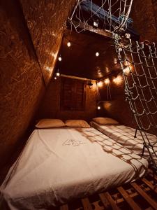 ein großes Bett in einem Zimmer mit Lichtern darauf in der Unterkunft Casa da Cabana Guajiru in Trairi + 59 Fotos