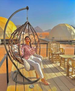 Eine Frau sitzt in einer Schaukel in der Unterkunft Buble camp tour in Disah