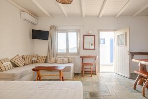 a living room with a couch and a table at Heliopetra Punta in Ios Chora
