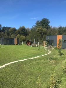 Aed väljaspool majutusasutust TinyHouses & Garden