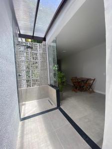 ViVale suítes في أرايال دو كابو: شرفة منزل مع جدار زجاجي