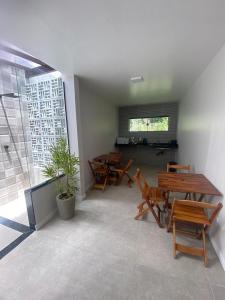 ViVale suítes في أرايال دو كابو: غرفة بها طاولات وكراسي ونافذة