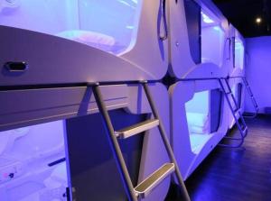 Katil dua tingkat atau katil-katil dua tingkat dalam bilik di Hey Bear Capsule Hotel