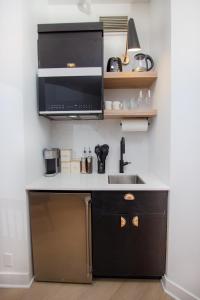 Η κουζίνα ή μικρή κουζίνα στο Studio #17 - Self Check-In - Plateau - St-Denis +20 φωτογραφίες