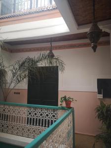 TV a/nebo společenská místnost v ubytování Riad El Badii chambre queen size Badii
