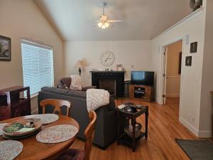 un salon avec un canapé et une table dans l'établissement Charming, Private Cottage in Myrtle Creek, à Myrtle Creek