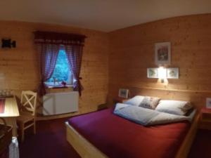 une chambre avec un lit et une fenêtre dans l'établissement Penzion u Dvou studní, à Šumperk