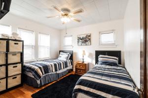 Ένα ή περισσότερα κρεβάτια σε δωμάτιο στο Charming 6BR Home in Milwaukees Historic District