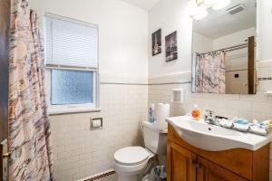 Ένα μπάνιο στο Charming 6BR Home in Milwaukees Historic District +41 φωτογραφίες
