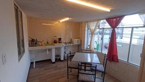 a kitchen and dining room with a table and chairs at Depa en el Centro in Tulancingo