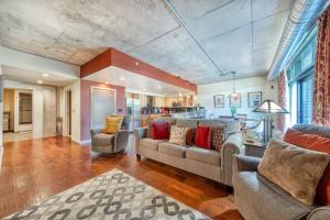 Posezení v ubytování Downtown Condo Above Restaraunts- Free Parking