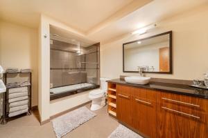 Bilik mandi di Cozy Boho Bellerive Condo on the Spokane River +30 gambar