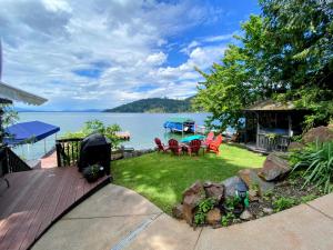 Un patio trasero con vista al agua en Lake Pend Oreille Cabin, en Sagle