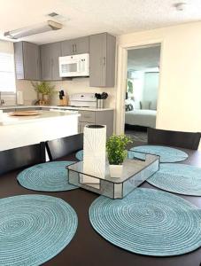 une cuisine avec une table et quelques cercles bleus au sol dans l'établissement Fully Fenced With Hot tub near Siesta Key Bridge, à Sarasota