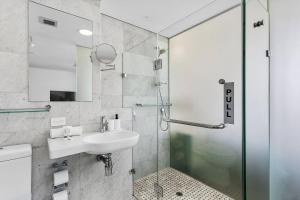 um banheiro com pia e box de vidro em Nest on Newcastle - N3 em Perth mais 7 fotografias