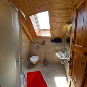 une petite salle de bain avec toilettes et lavabo dans l'établissement Penzion u Dvou studní, à Šumperk
