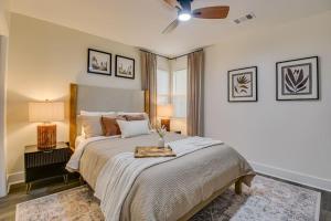 奥古斯塔Organic Modern Apt 1mi to Masters with Pool Table的一间卧室配有一张大床和吊扇