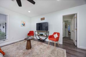 a living room with two red chairs and a flat screen tv at Peaceful APT by Lakebottom w Arcade 8mi Ft Moore in Columbus