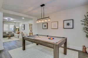 Organic Modern Apt 1mi to Masters with Pool Table内的一张台球桌