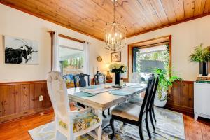 Zdjęcie z galerii obiektu 3 Mi to Marietta Square Hot Tub Haven with 2 Patios w mieście Marietta