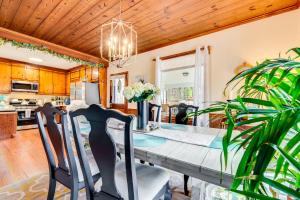 Zdjęcie z galerii obiektu 3 Mi to Marietta Square Hot Tub Haven with 2 Patios w mieście Marietta