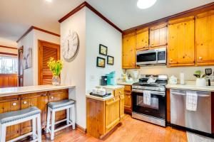 Zdjęcie z galerii obiektu 3 Mi to Marietta Square Hot Tub Haven with 2 Patios w mieście Marietta