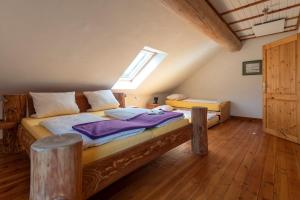 une chambre avec un grand lit avec une fenêtre dans l'établissement Eifelurlaub - kanadisches Blockstamm Ferienhaus für 12 Personen, à Schleiden 17 autres photos