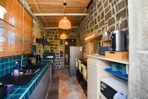 eine Küche mit Spüle und Kühlschrank in der Unterkunft Rustic Balinese Villa in Grand Baie