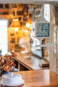 eine Uhr auf einem Tisch mit einer Schale Nüsse in der Unterkunft Rustic Balinese Villa in Grand Baie + 17 Fotos