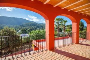 un edificio arancione con balcone con vista di Casa Roja Ibiza a Illes Balears
