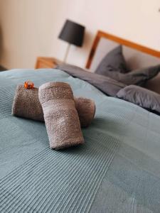 un par de toallas encima de una cama en Apartment Harzgeflüster, en Bad Harzburg