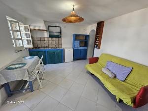 een woonkamer met een groene bank en een tafel bij Villa Miele in Lipari +50 foto's