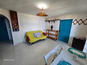 een kamer met een tafel en een bed met een gele deken bij Villa Miele in Lipari