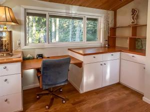a home office with a desk and a chair at Sq Gretas Place in Sequim
