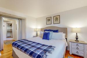 una camera da letto con un letto grande con cuscini blu di All New Historic Charmer in the Heart of Durango a Durango