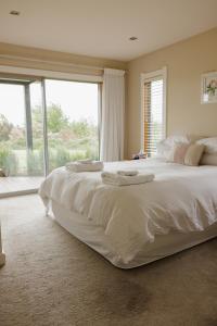 Una cama o camas en una habitación de Tuki Views House with pool and spa