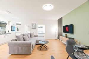 a living room with a couch and a table at Zentrale Lage, Spülmaschine, Kingsize Bett, Netflix in Pforzheim