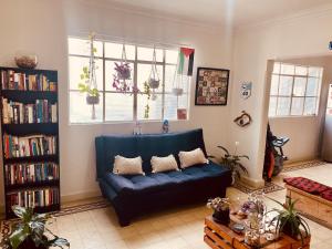 a living room with a blue couch and a window at Acogedora Habitación en el Centro Histórico, CDMX in Mexico City