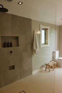 Un baño de Tuki Views House with pool and spa