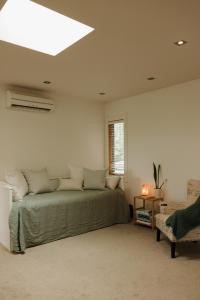 Un lugar para sentarse en Tuki Views House with pool and spa