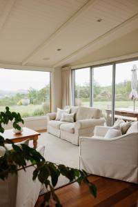 Un lugar para sentarse en Tuki Views House with pool and spa